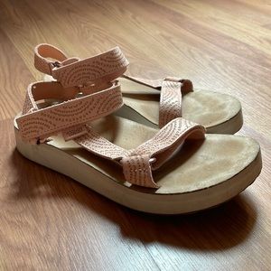 Teva Universal Geometric Midform